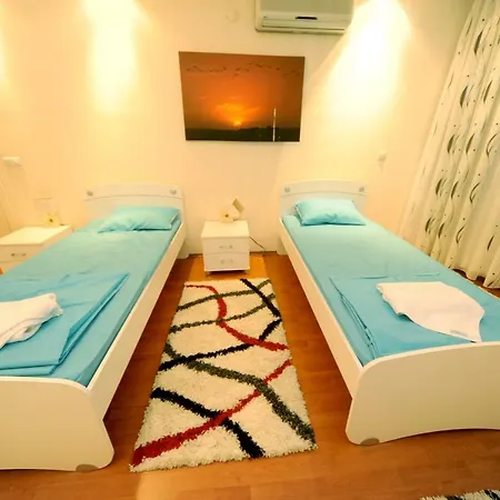 Lux Bektas 1 *